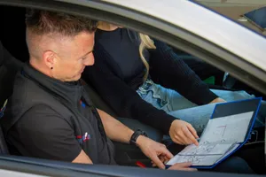 Fahrlehrer erklärt im Auto