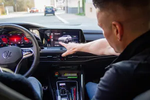 Fahrlehrer und Fahrschülerin im Auto